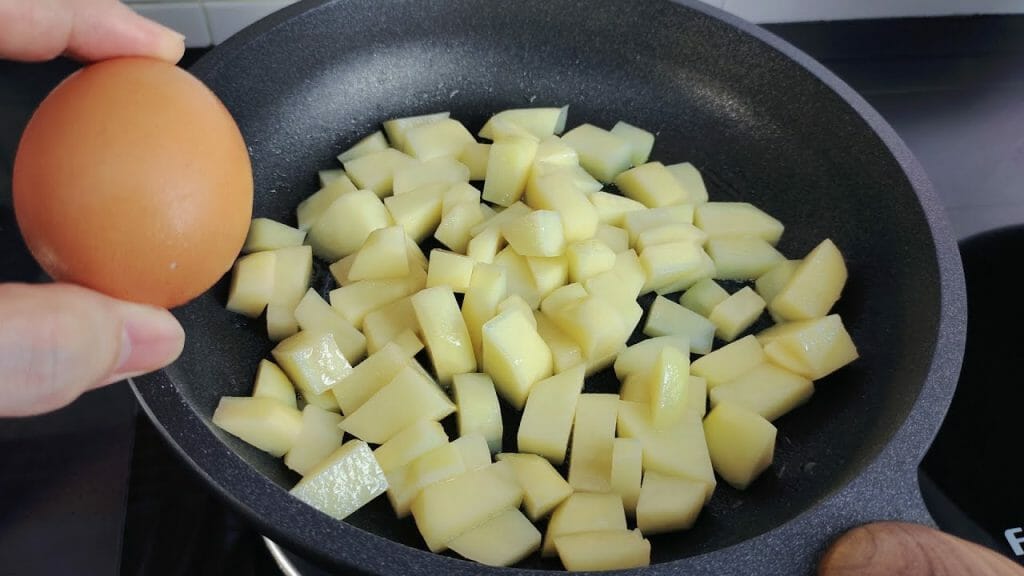 This potatoes and eggs recipe will make you hungry ! Quick and tasty
