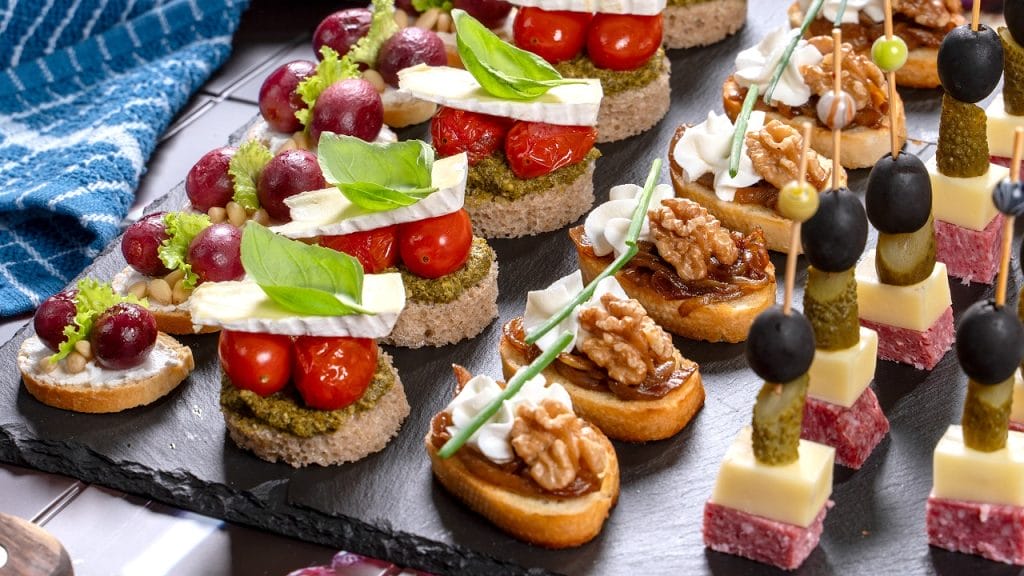 Best Simple Fast Recipes for party appetizers! Croutons with pesto